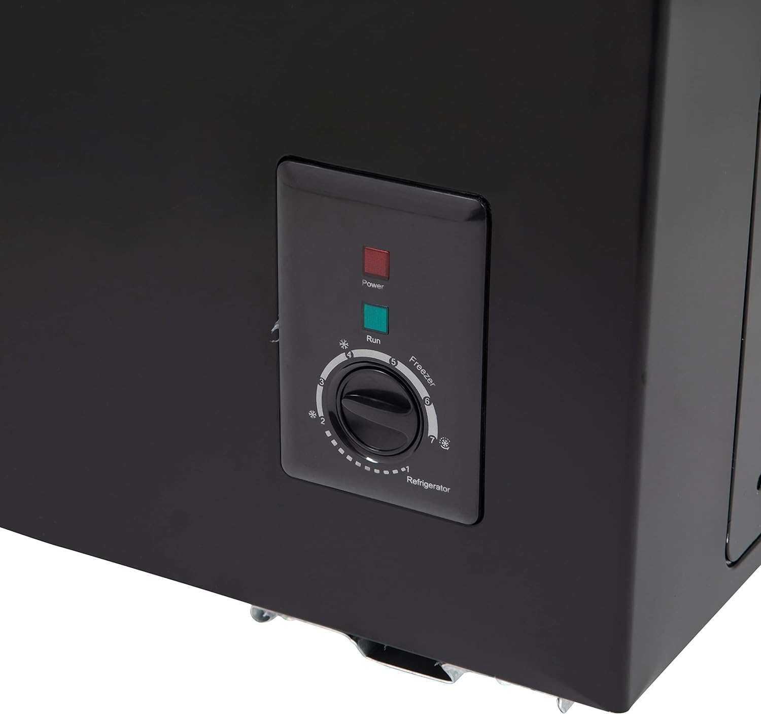 Control panel of the Willow W142CFB 141L Chest Freezer in black, featuring power indicators and temperature dial.